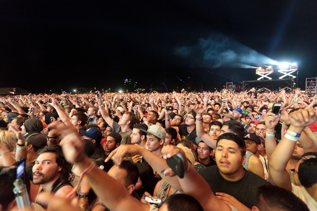Crowd for Snoop Dogg and Dr. Dre