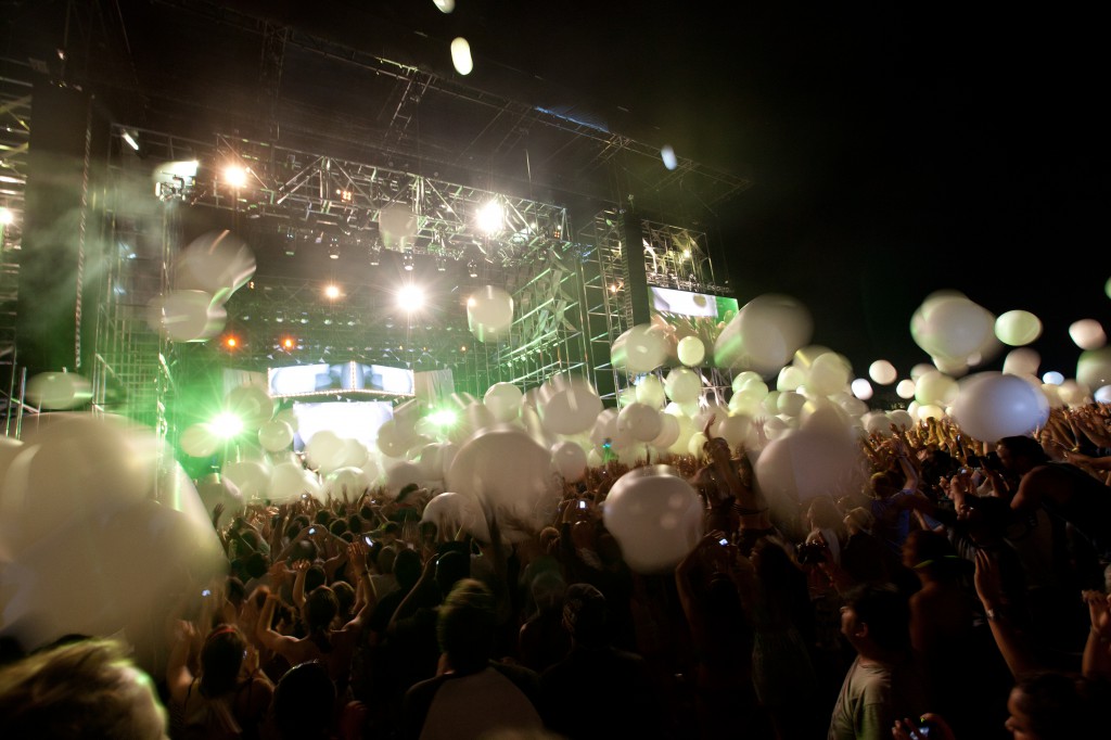 Glowing Balls (Eski PixMob G2) Dropped During Arcade Fire Finale