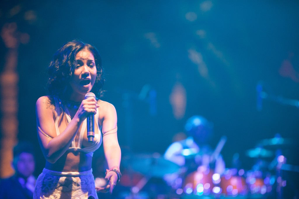Jhene Aiko Singing