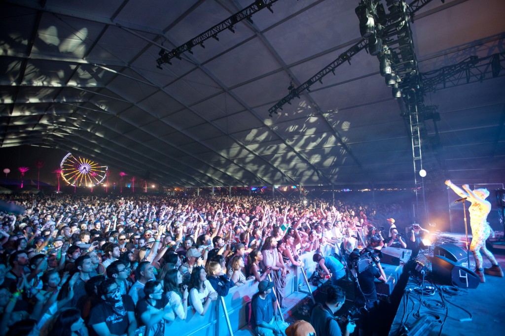 Robyn and Crowd