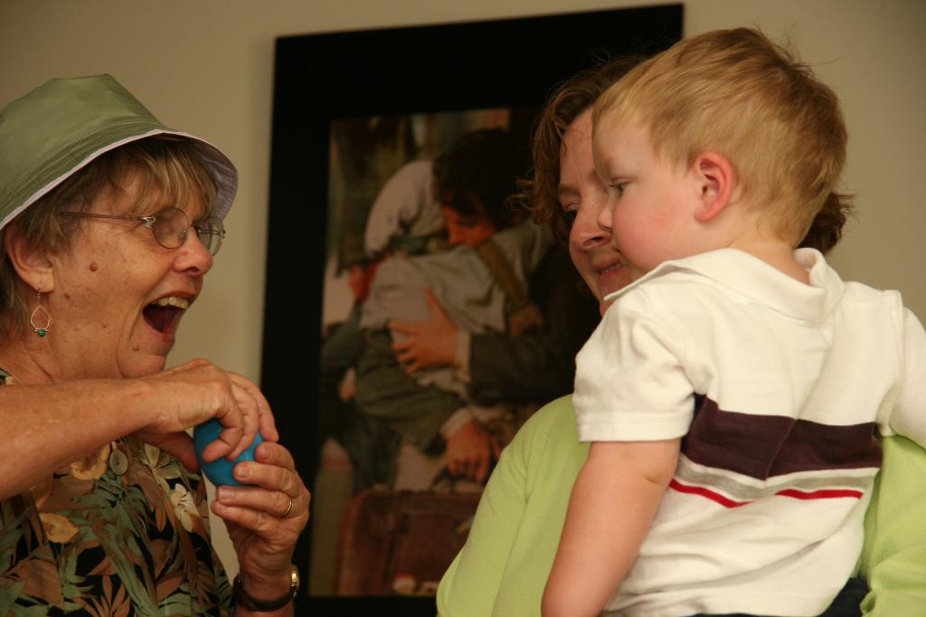 kristen opens an easter egg for owen
