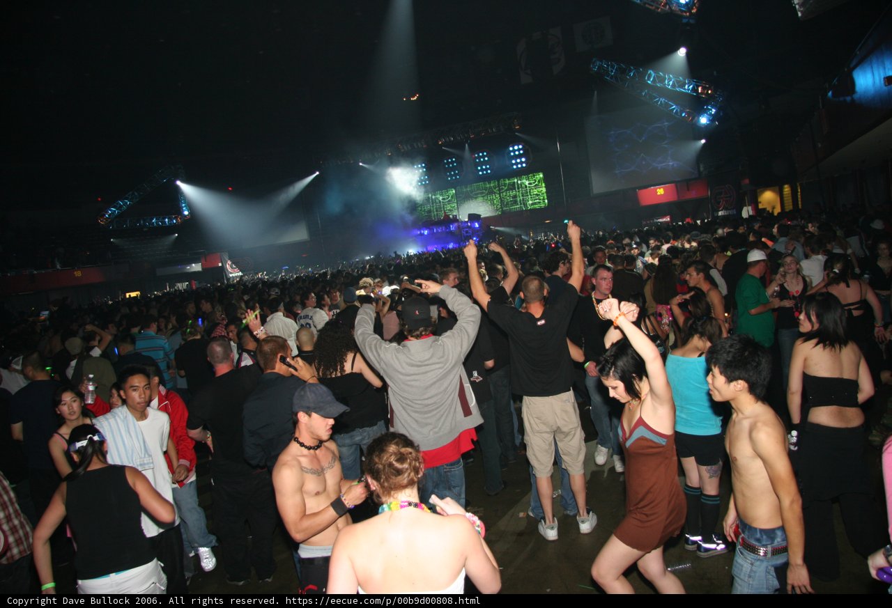 Lively Crowd at 2006 NYE Night Club Concert