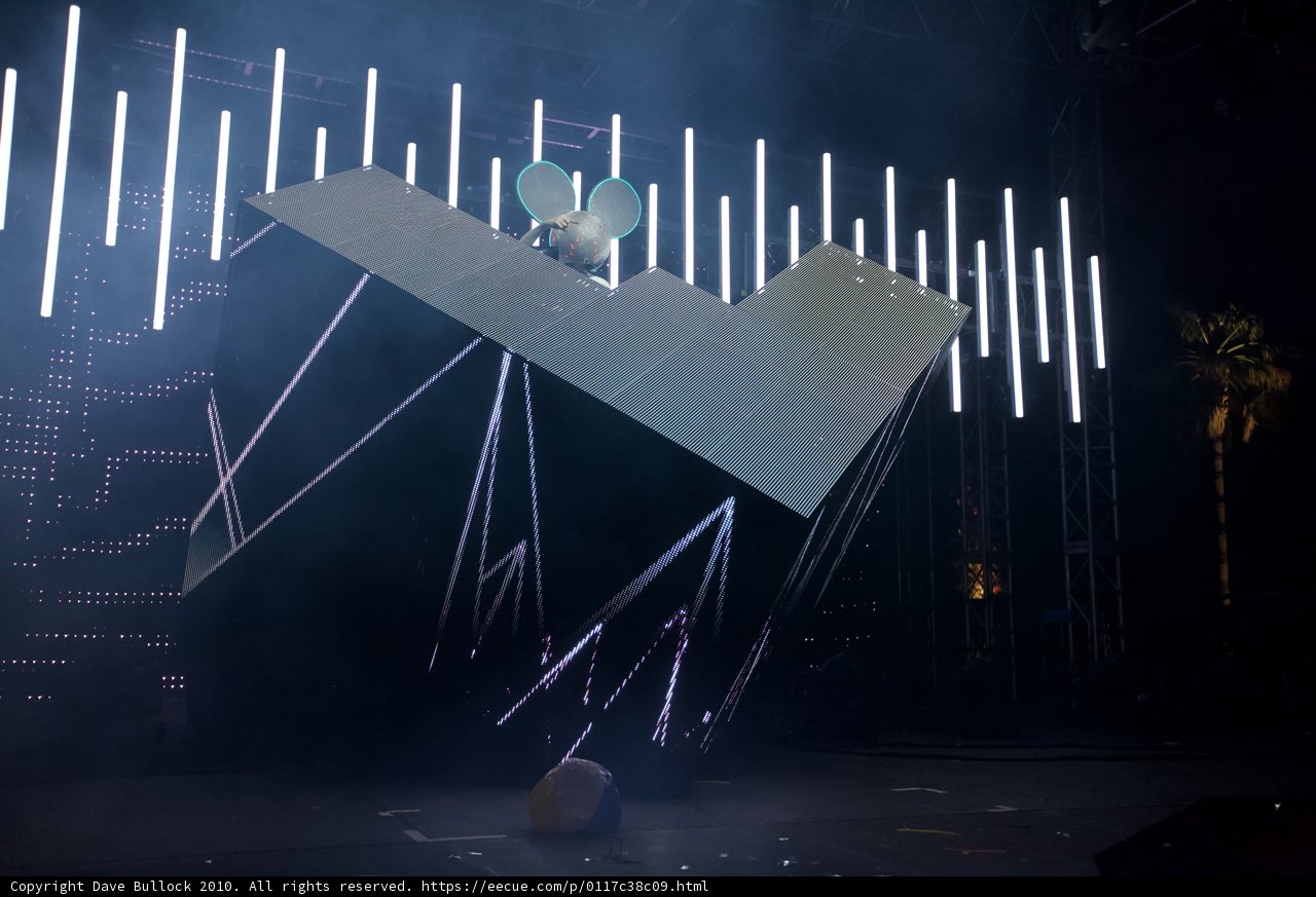 Illuminating the Stage with a White Cube