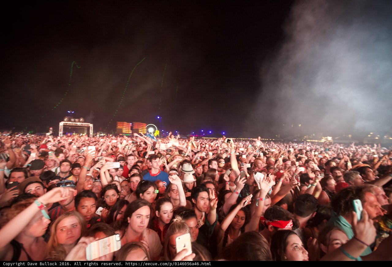 Coachella 2016 Crowd Rocks Out Under the Night Sky