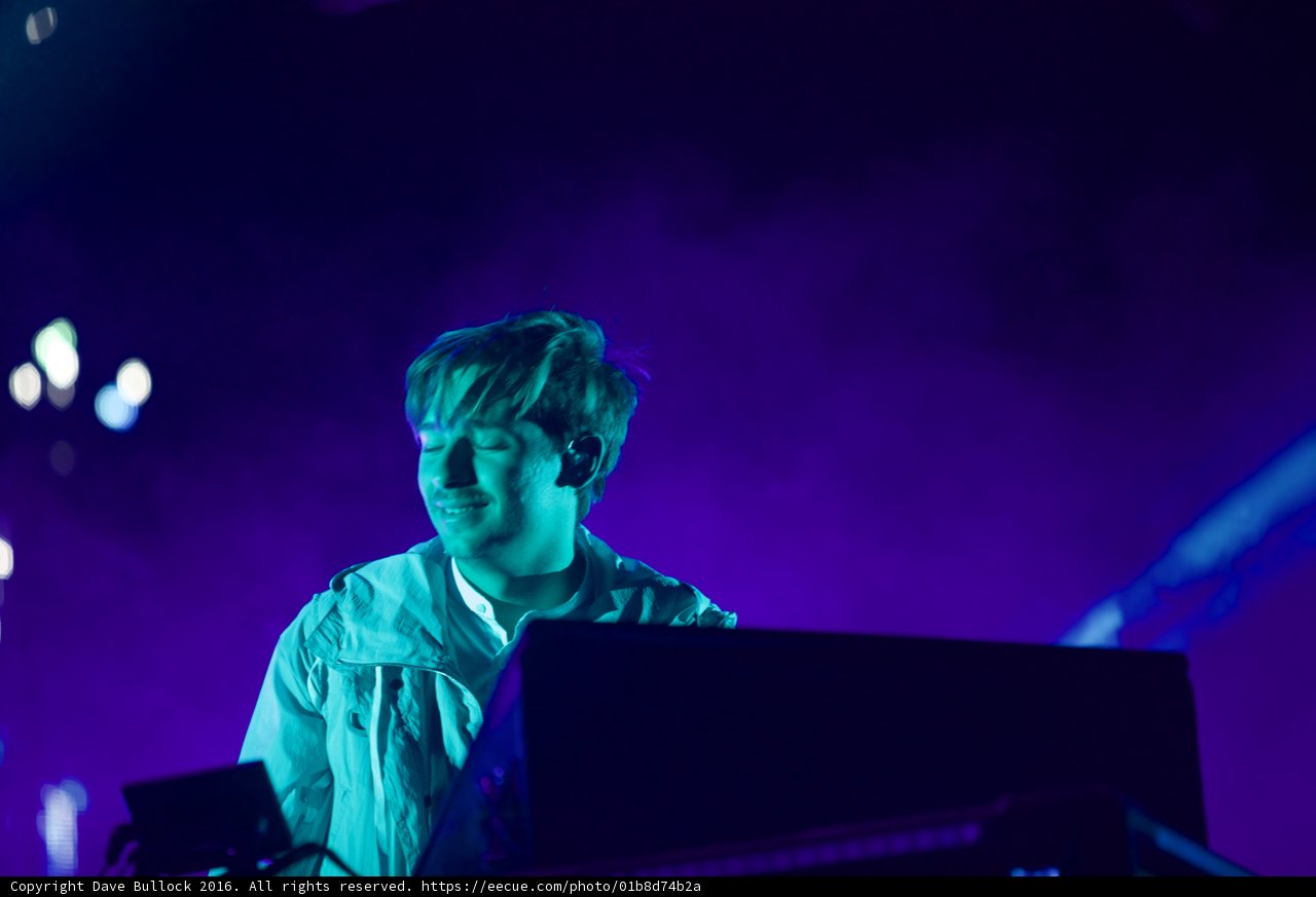 Flume's Electrifying Piano Performance