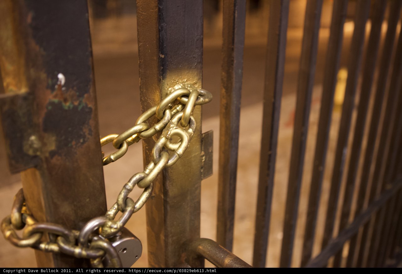 Chain on Metal Gate
