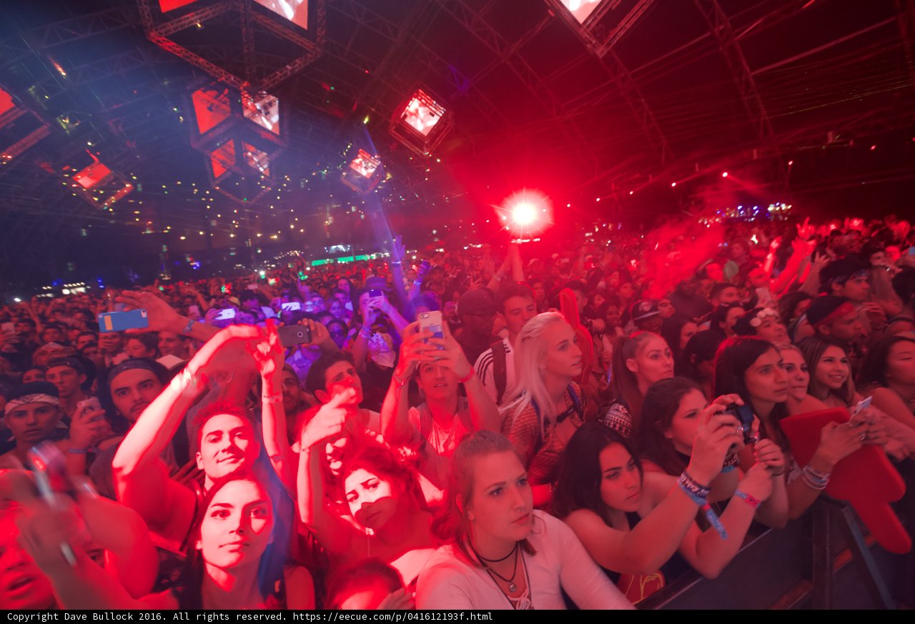 Red Spotlights and a Sea of Fans at Coachella 2016