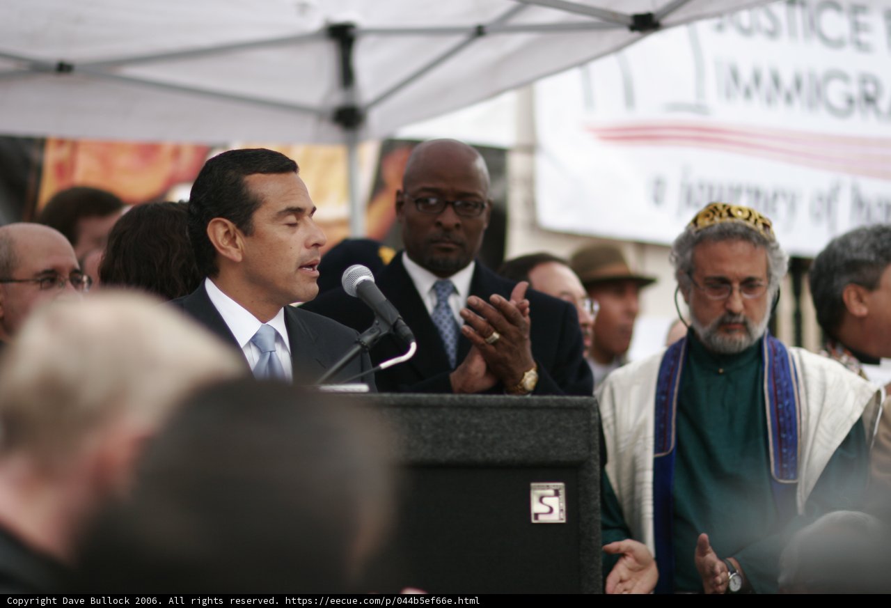Antonio Villaraigosa addresses a rally in 2006