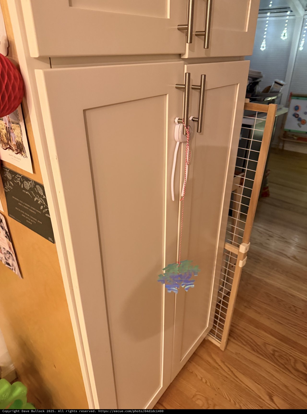 White Shaker Style Kitchen Cabinet with Decorative Ornament