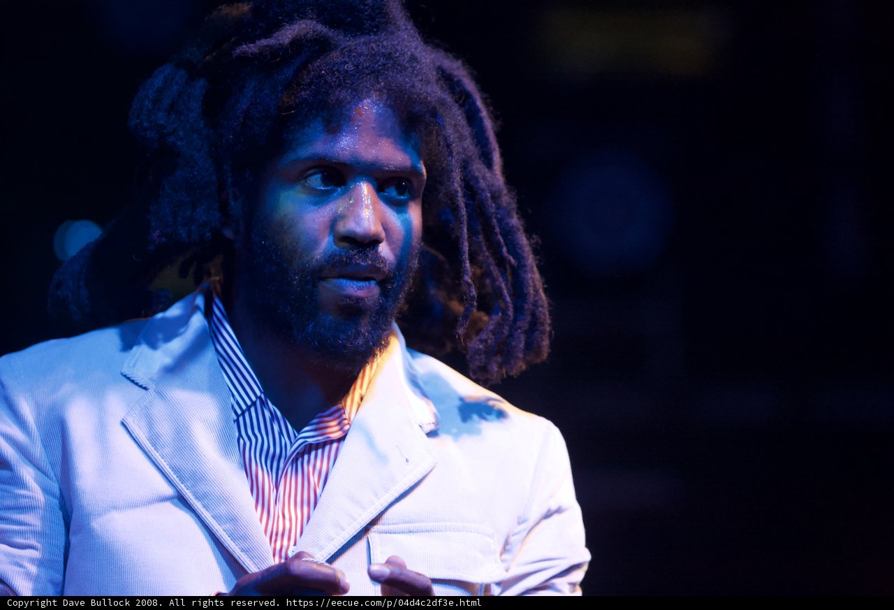 Murs Takes the Stage with Dreadlocks