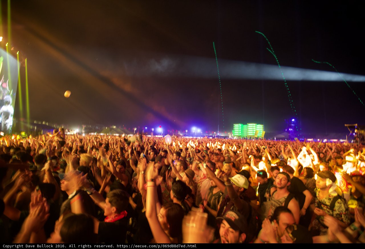 Coachella Crowd Grooves to the Beats