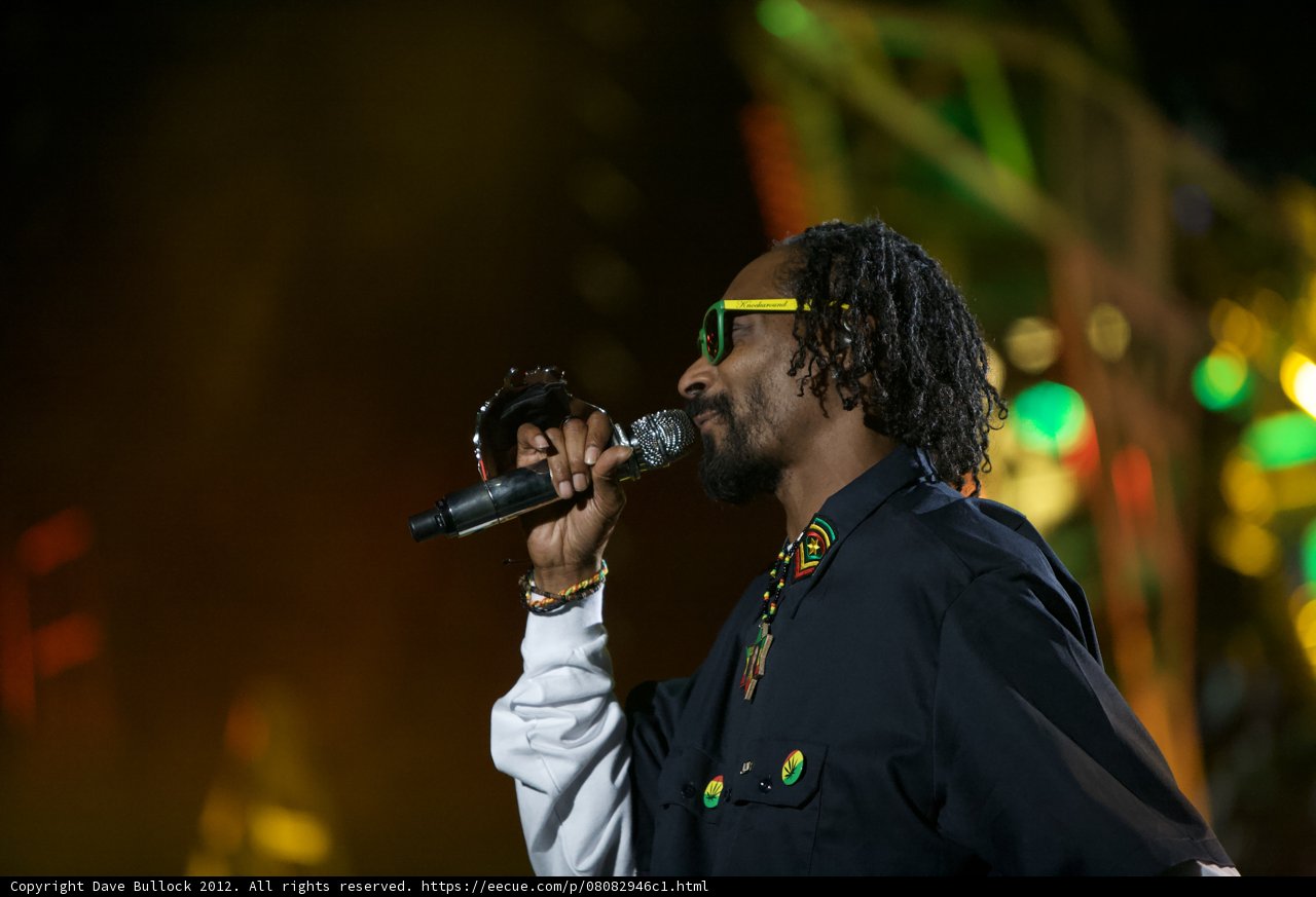 Snoop Dogg rocks solo performance at Coachella 2012