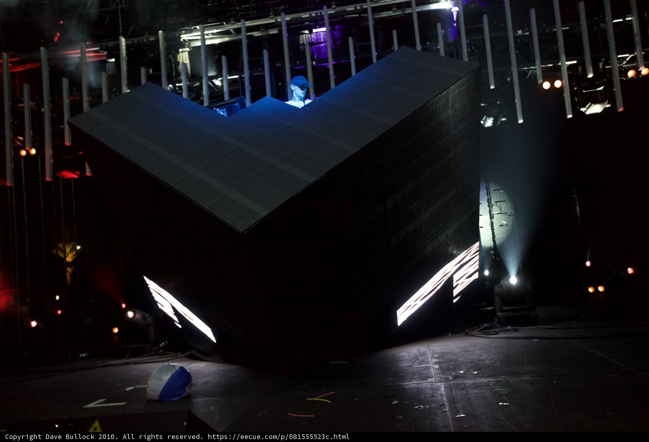 Black Cube Lights Up the Stage