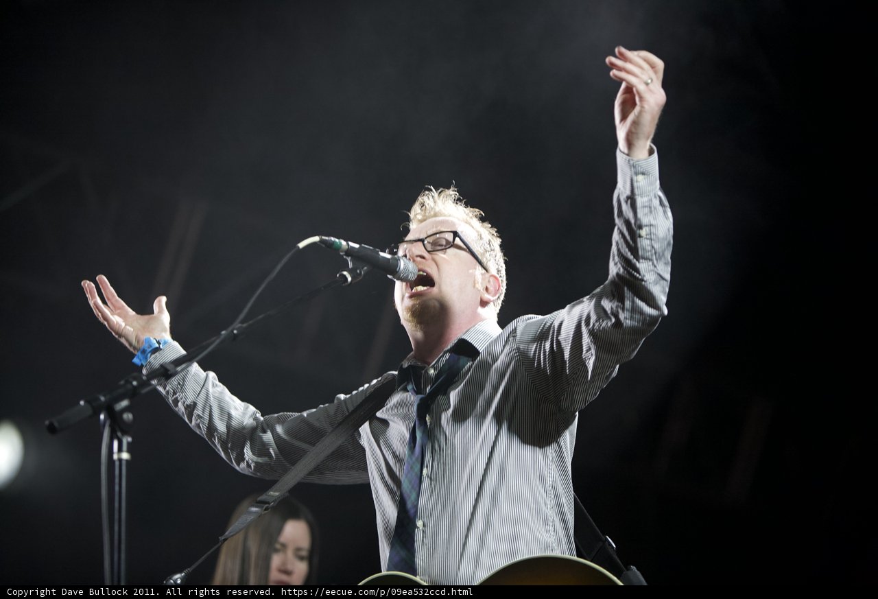Coachella 2011: The Crowd Goes Wild for Guitarist's Solo Performance