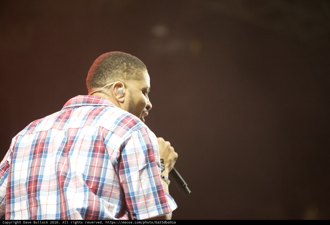 Plaid-Clad Performer Belts It Out