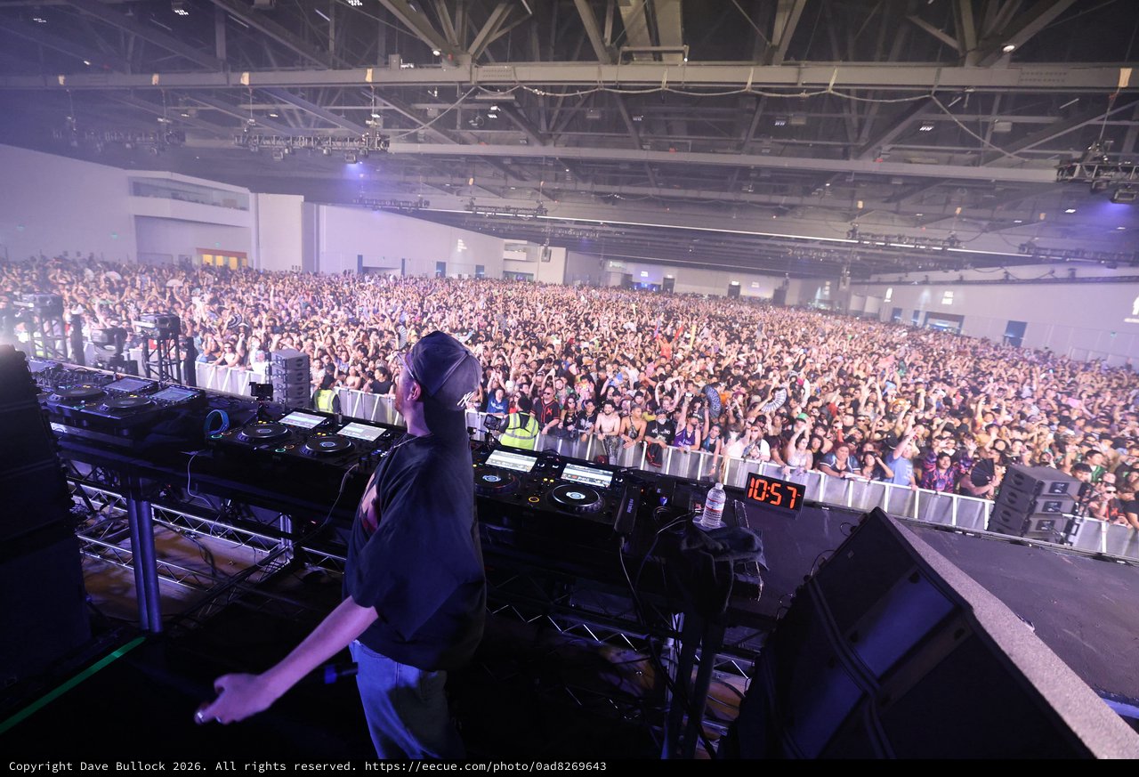 DJ Ignites Massive Indoor Crowd at Wobbleland 2026
