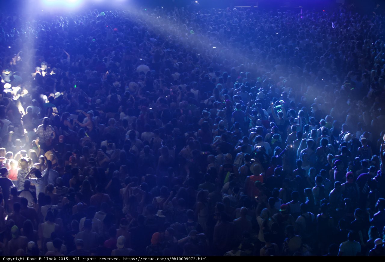 Urban Spotlight: A Nightclub Concert Experience