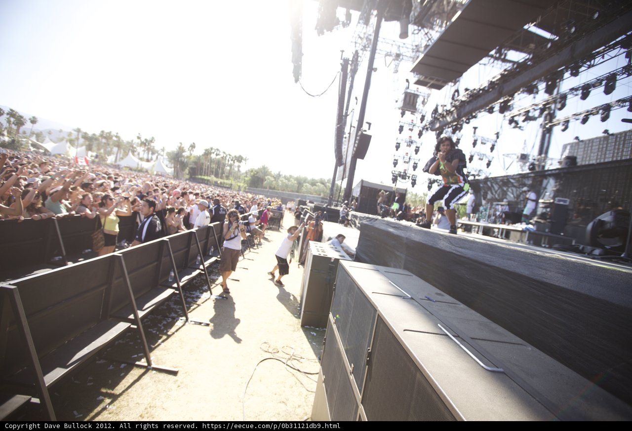 Coachella 2012 Sunday: Massive Crowd Cheers on Performers
