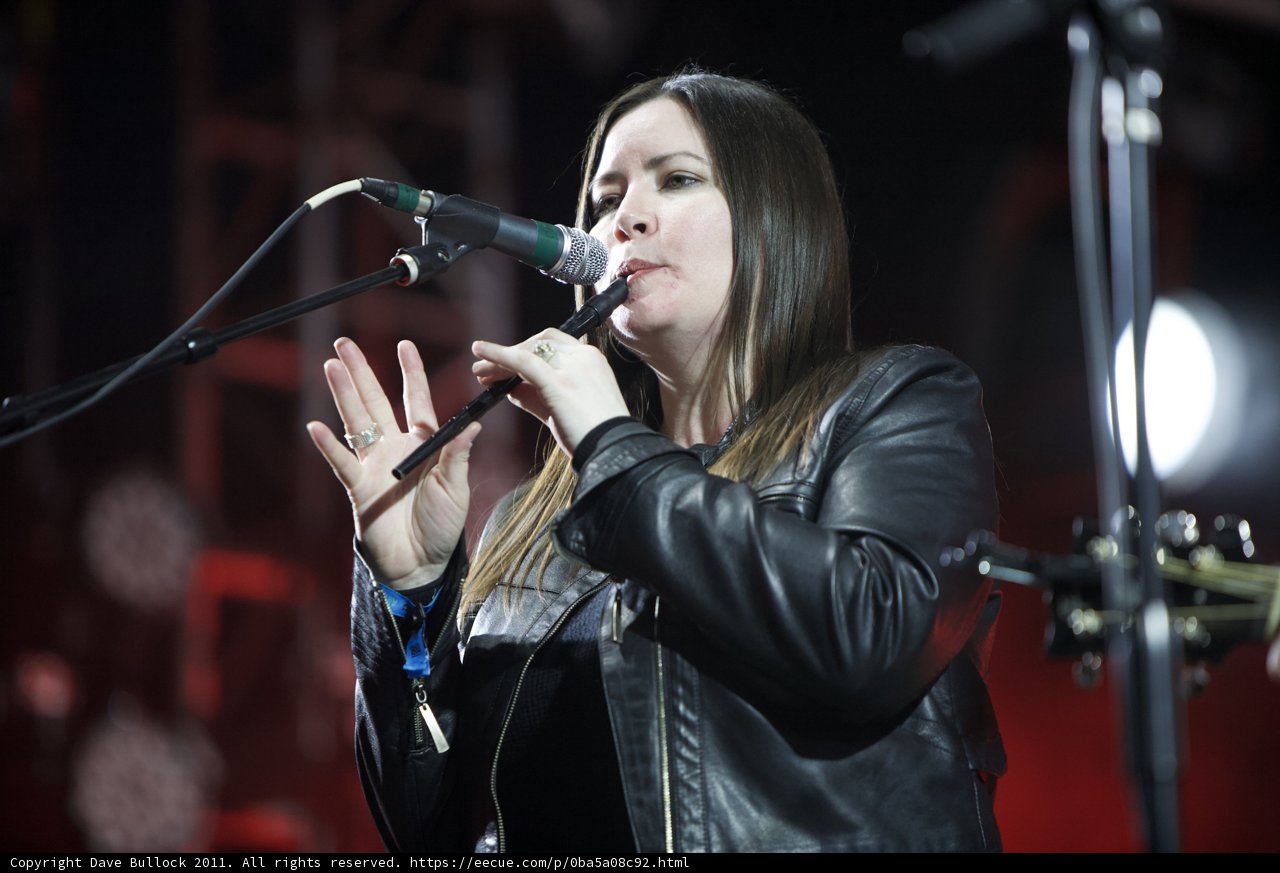 Lady in Black singing her Heart Out