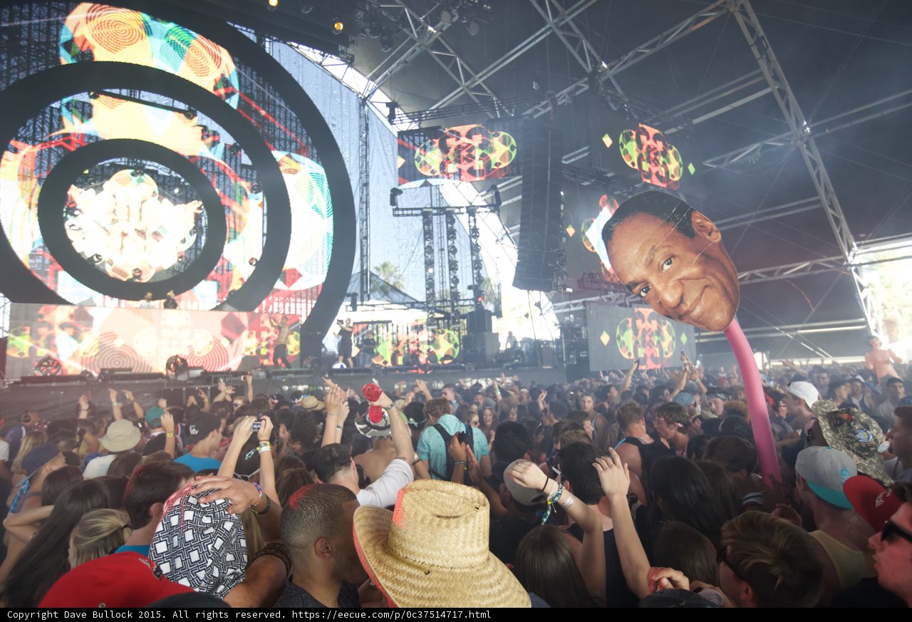 Sahara Tent Spiral Stage Crowd
