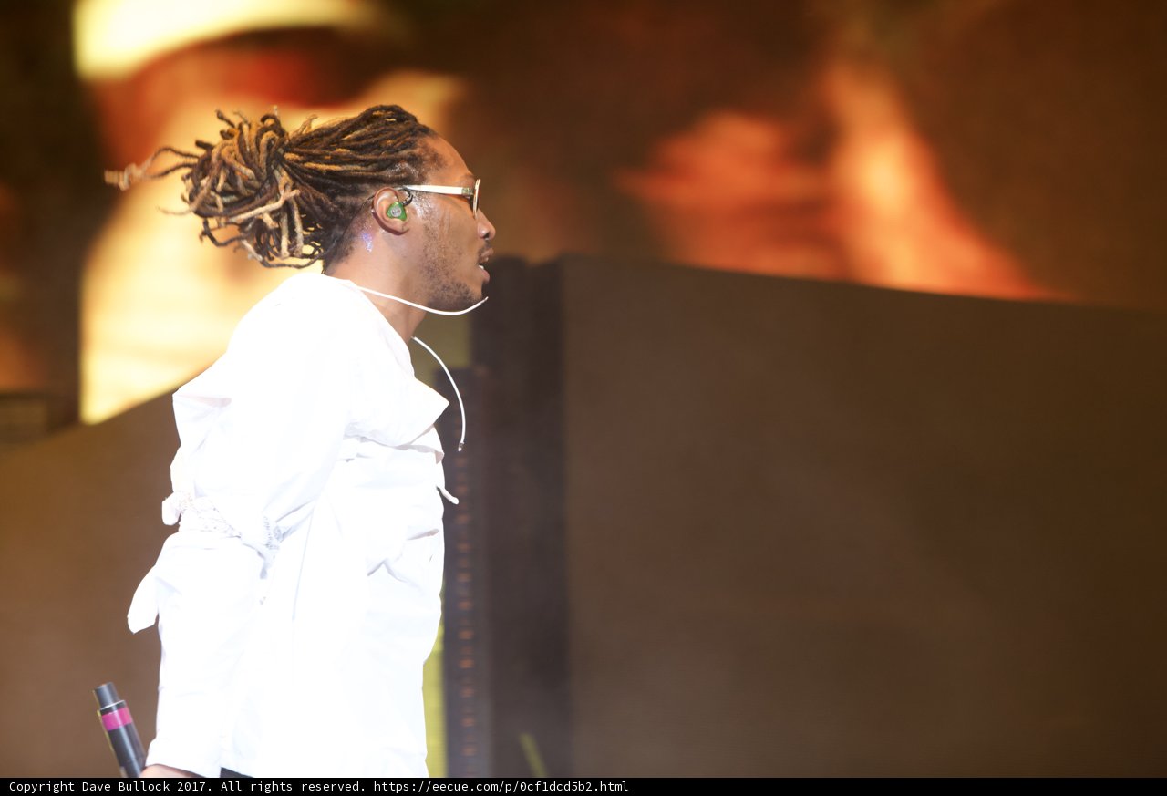 Dreadlocked Performer Shines at Coachella