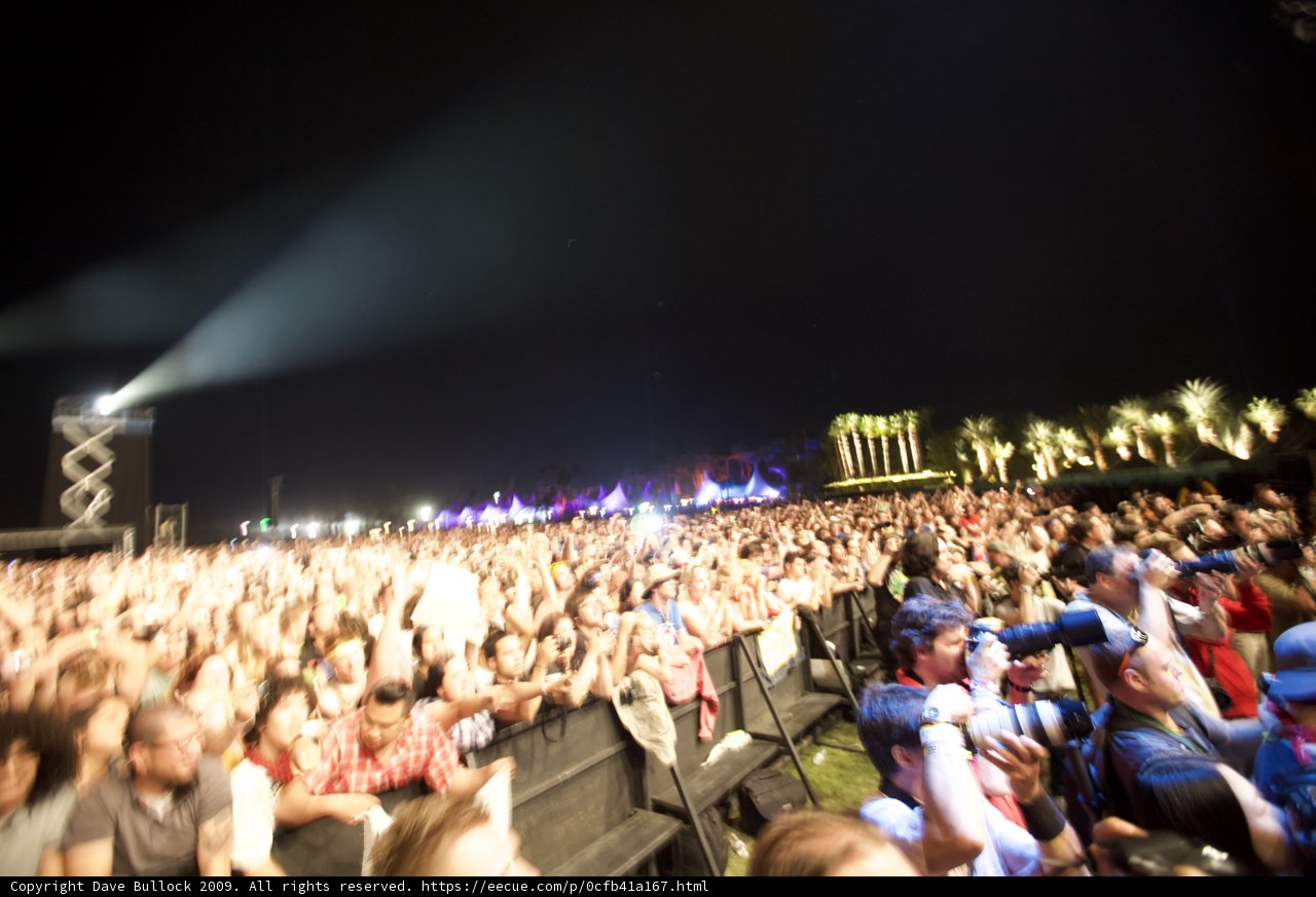 Coachella 2009 Concert Crowd Shines Bright