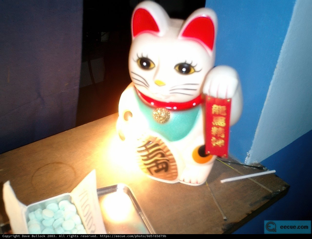 Maneki Neko Figurine on Cream Cake