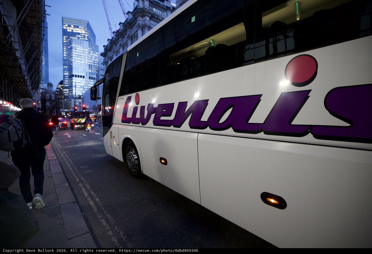 Twernaï Bus on London City Street at Dusk