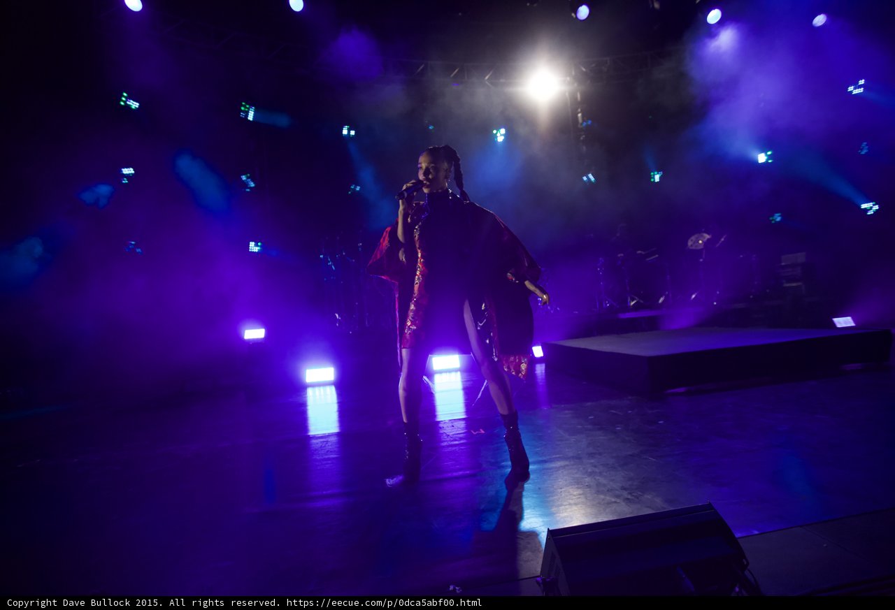 FKA twigs Full Body Wide Standing Singing Kimono Flowing Braided Ponytails Black Bodysuit Boots Blue Purple Lighting LED Panels Band Platform Spotlight Haze