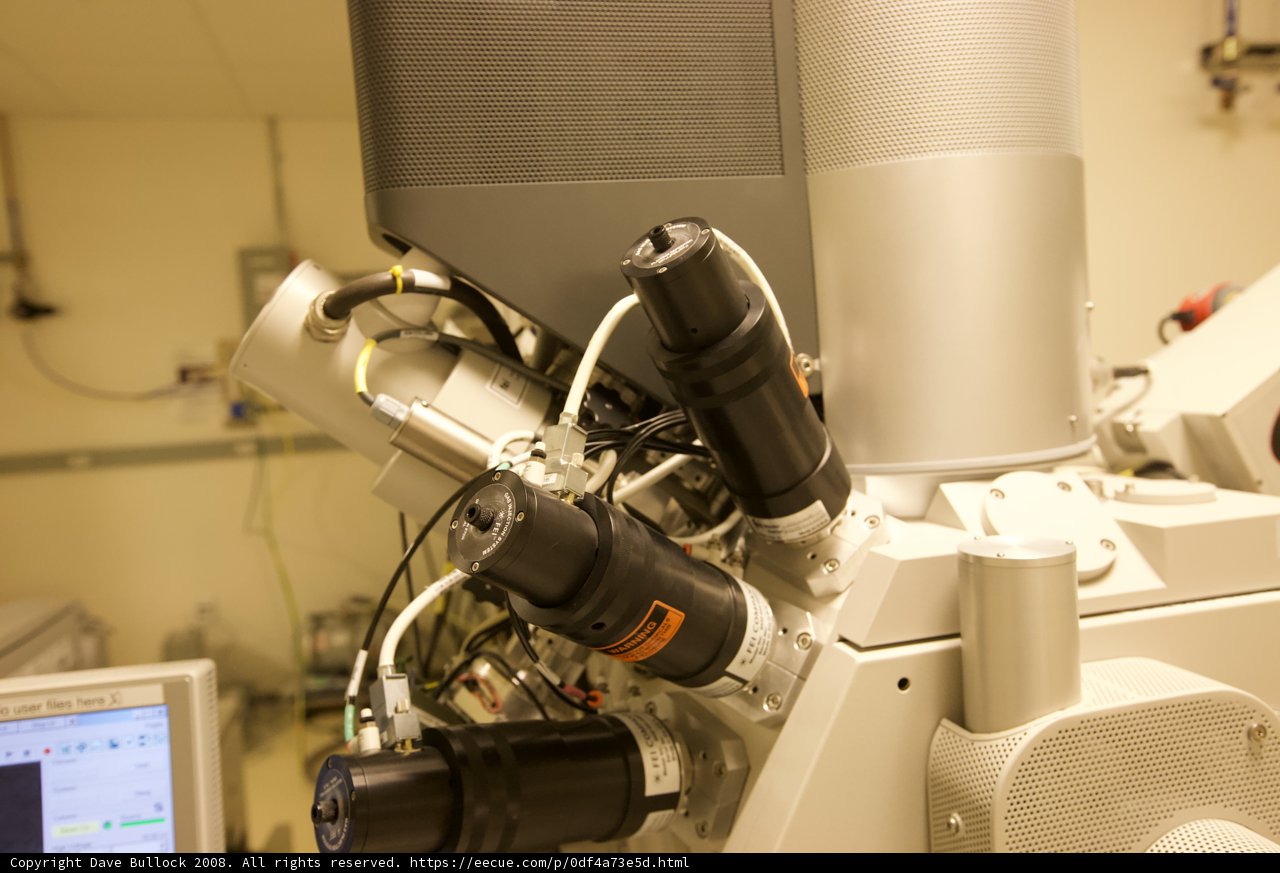 Dual Monitor Display for Microscope Imaging