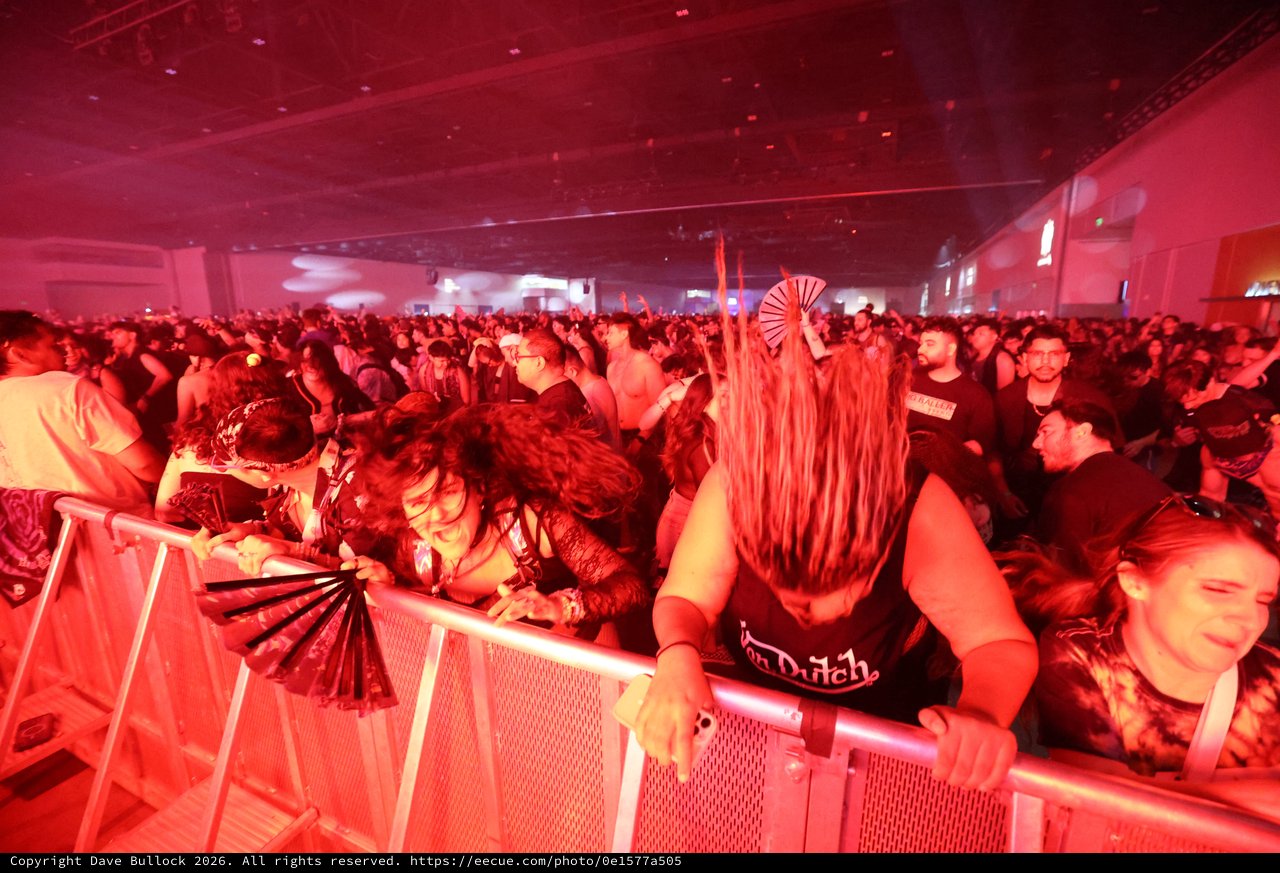 Red-Drenched Crowd Surges at Wobbleland 2026