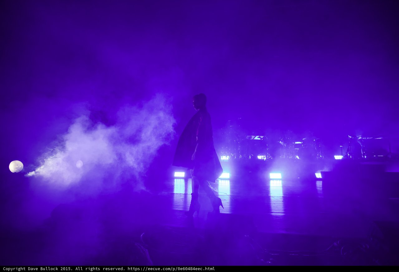 FKA twigs Wide Stage Purple Lighting Silhouette Red Kimono LED Floor Lights Heavy Haze Moon Band Atmospheric