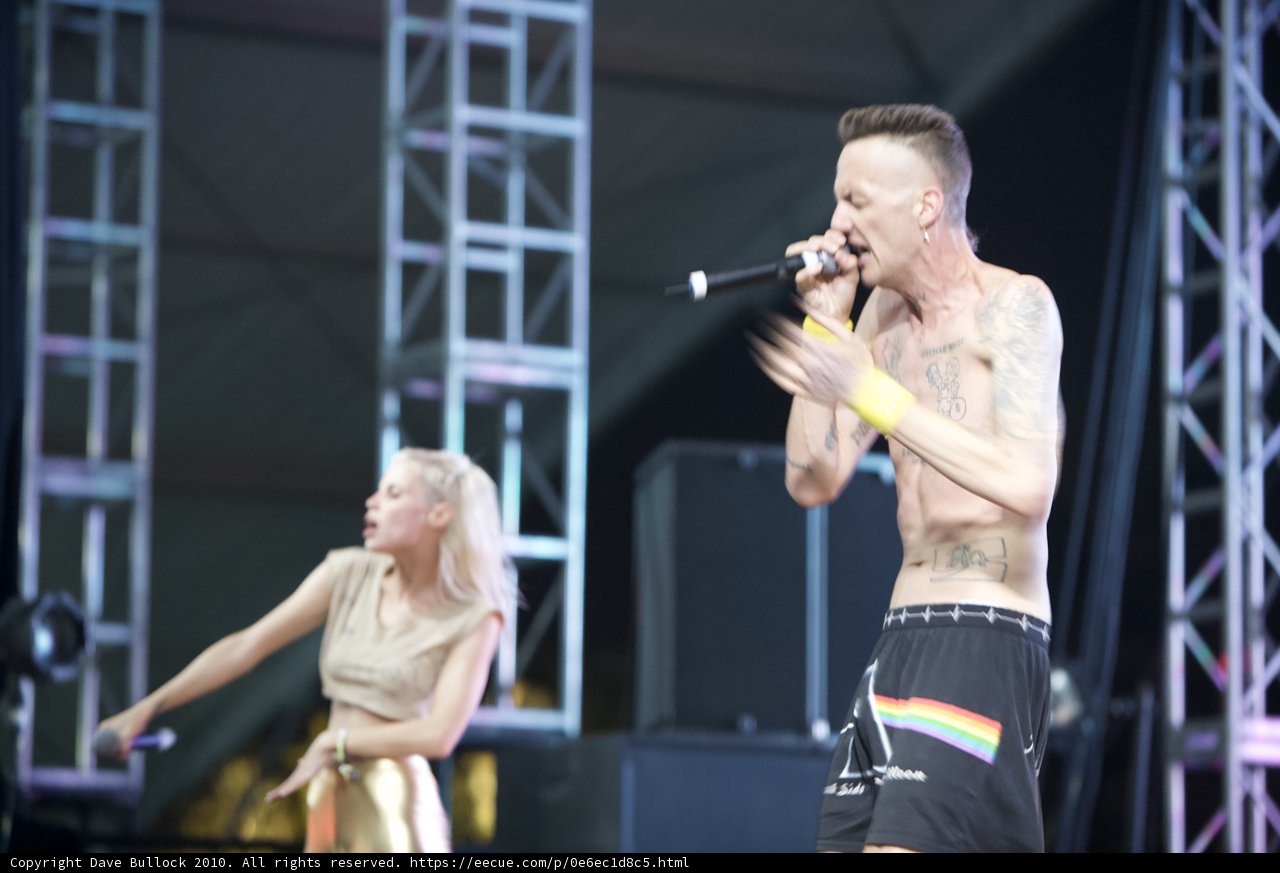 Tattooed Singer Shines on Coachella Stage
