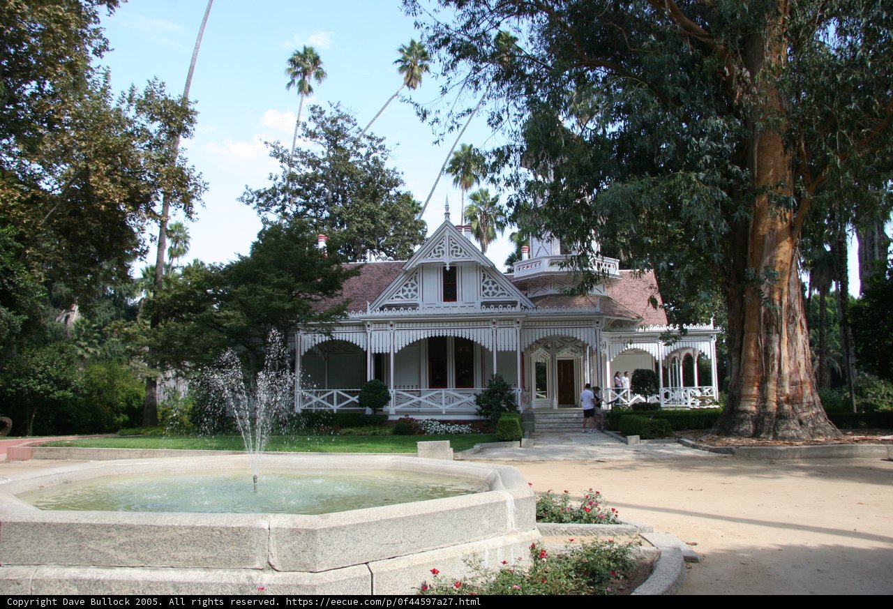 The White House with a Majestic Fountain