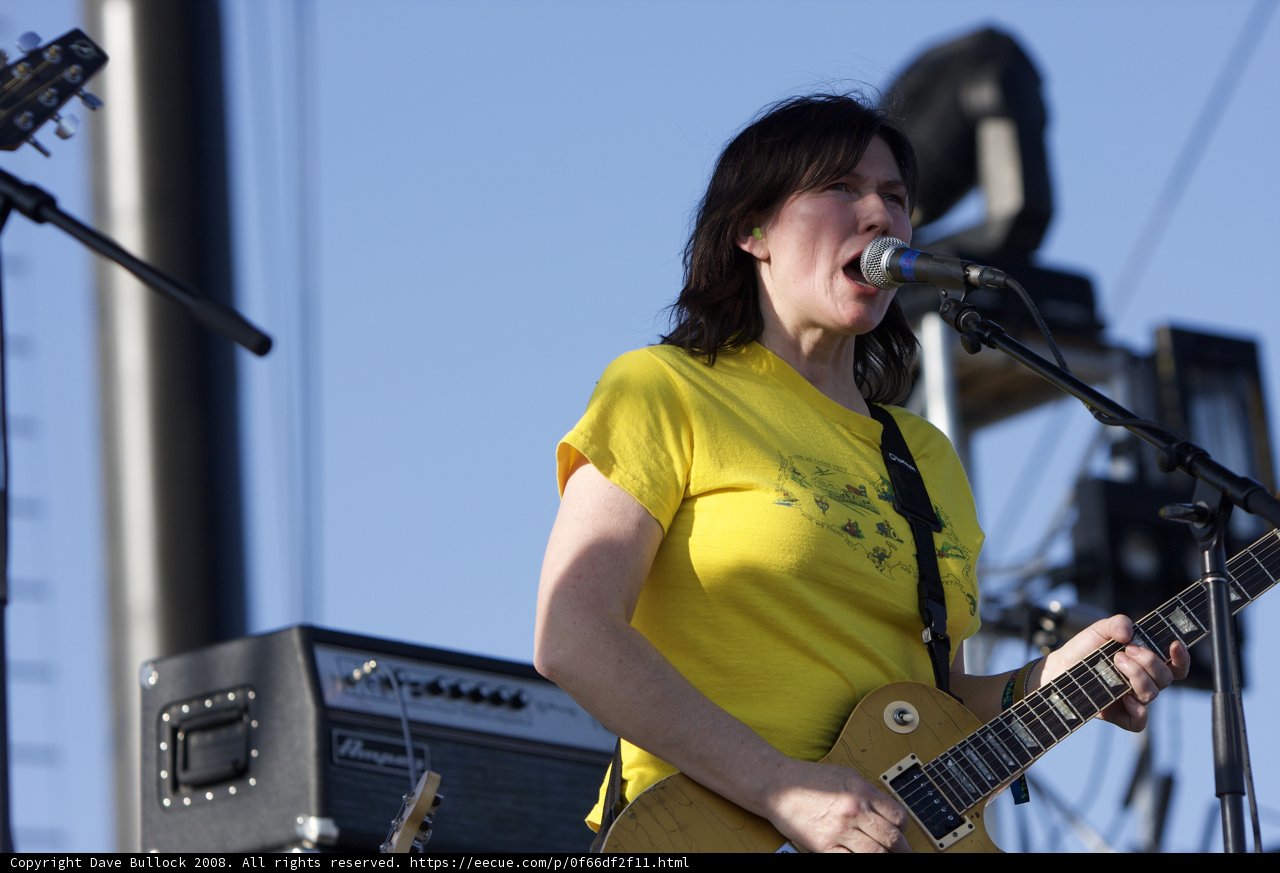 Kim Deal Shreds on Electric Guitar at Coachella '08