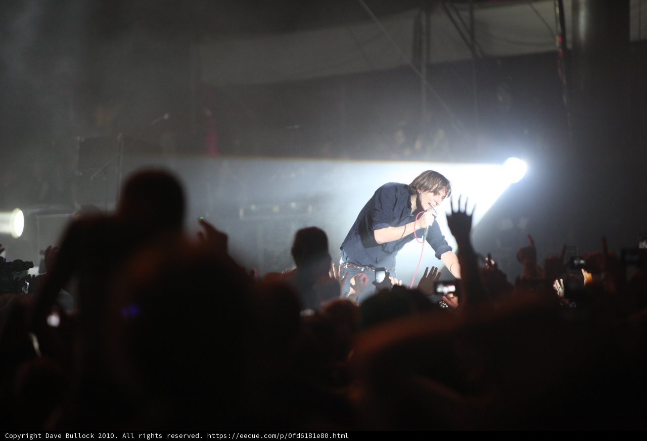 Rockstar Thomas Mars thrilling the crowd