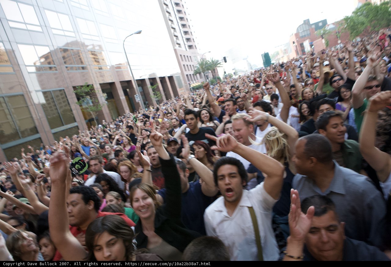 The Energetic Crowd in the Metropolis
