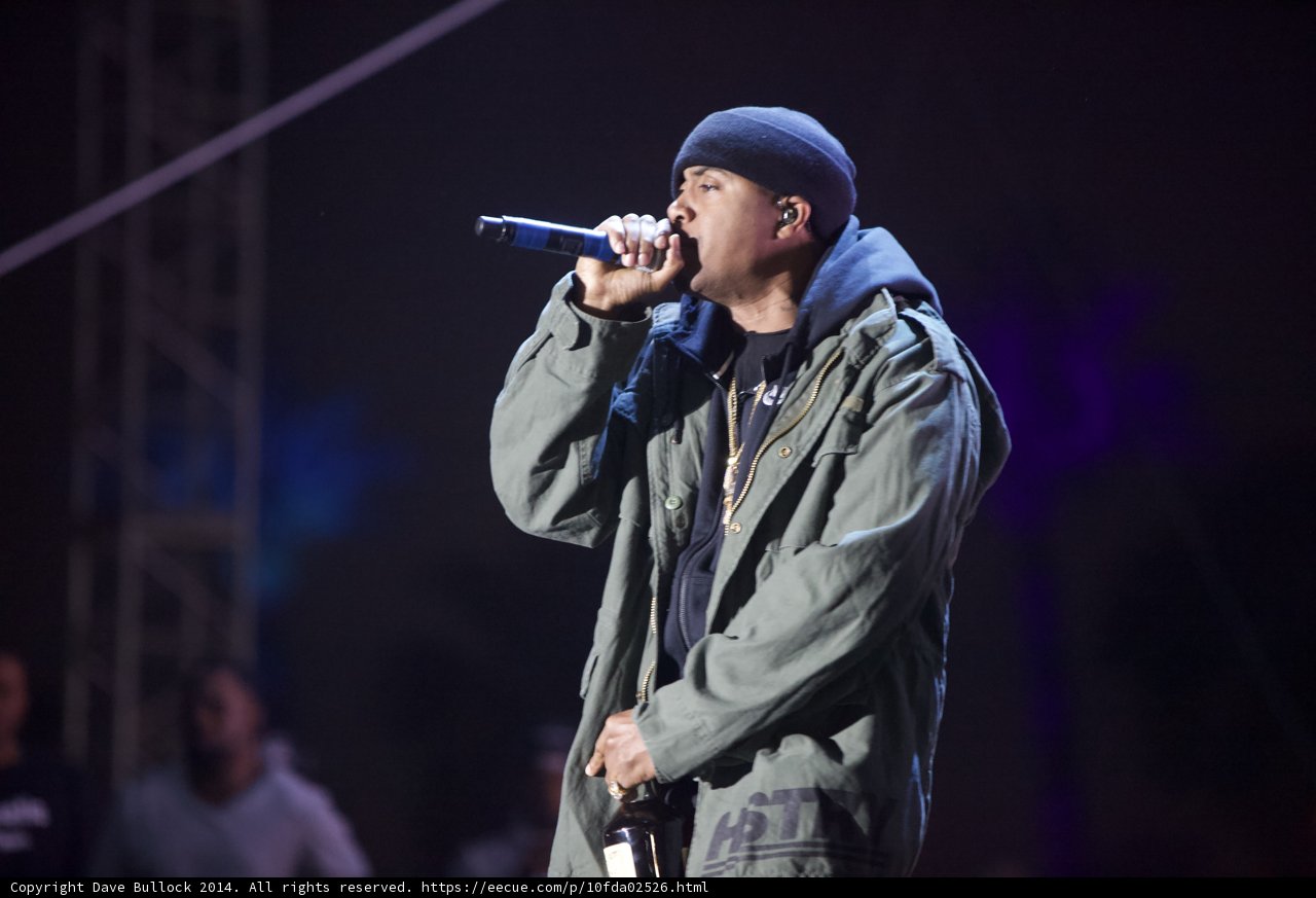 Nas Takes the Stage in Green Jacket and Black Hat