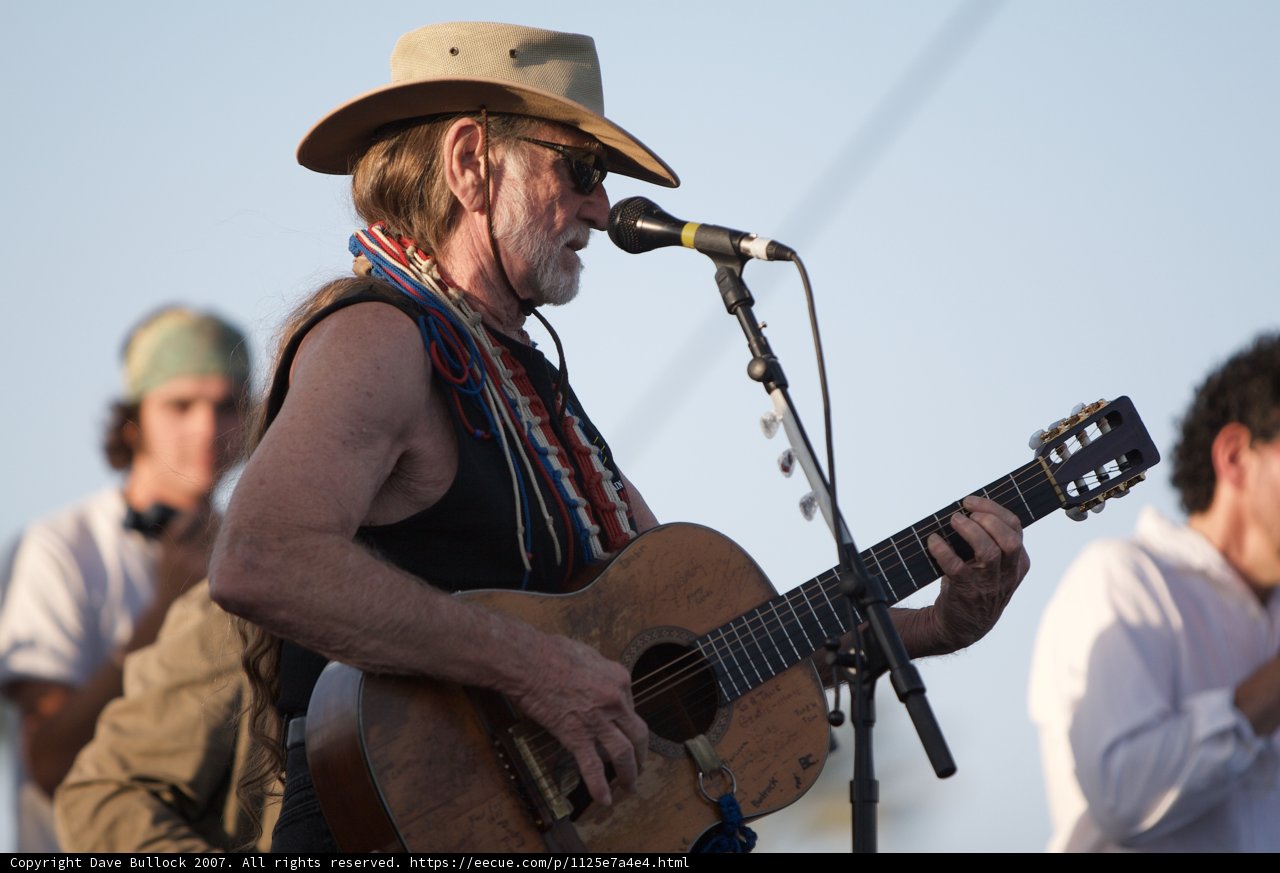 Willie Nelson rocks Coachella