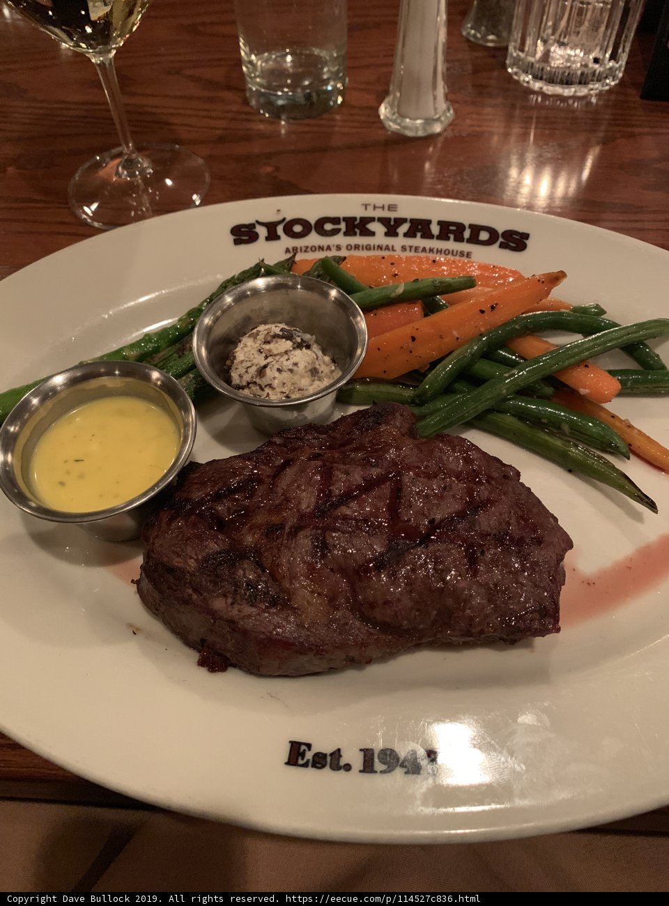 Juicy Steak with Vibrant Vegetables and Delicious Dipping Sauce