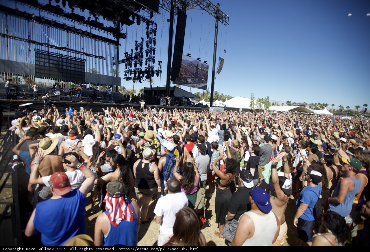 Coachella Crowd Enjoys Saturday Night Concert