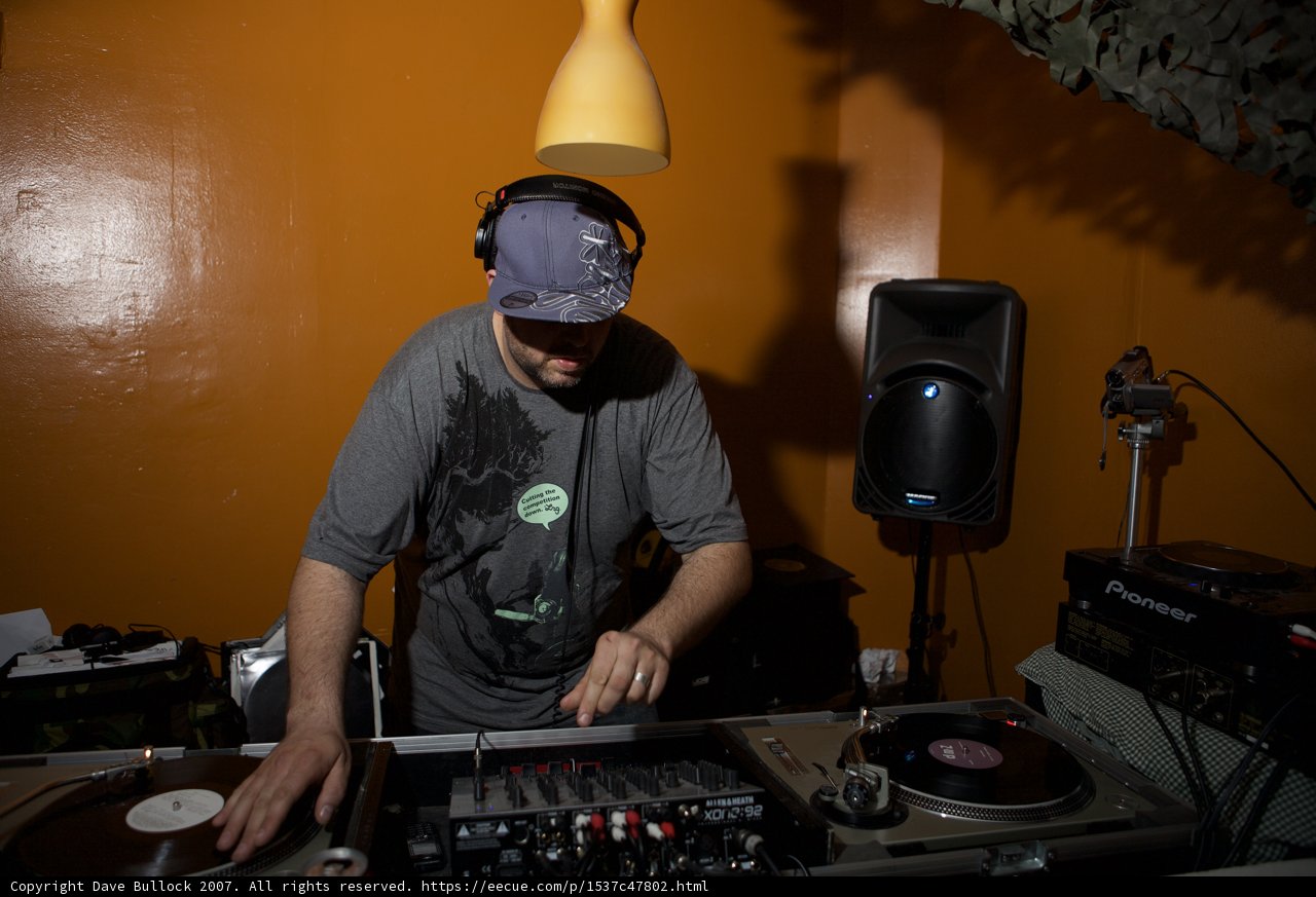 Musical Entertainer with an Old-school Turntable