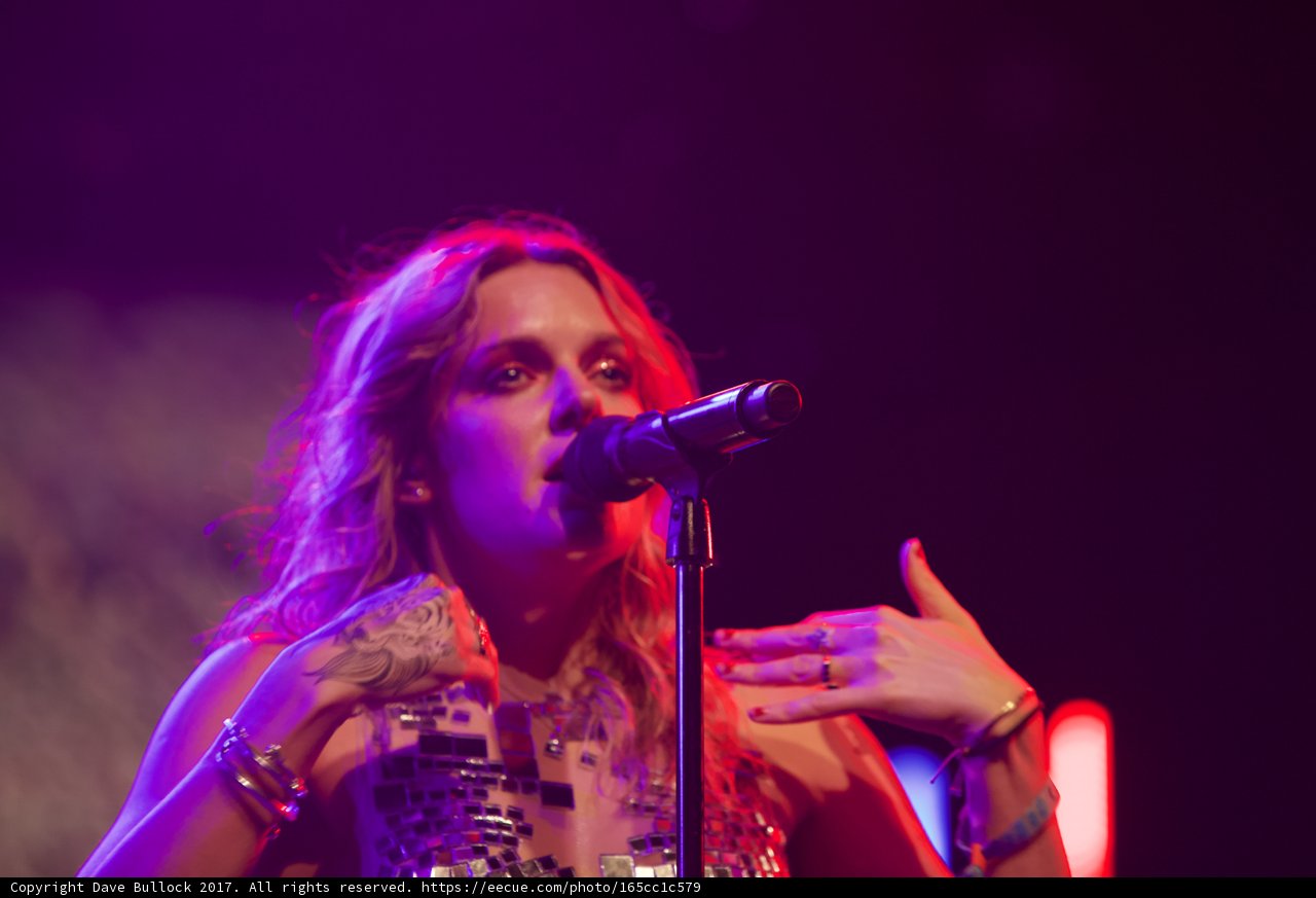 Tattooed Woman Belts Out Soulful Tune on Coachella Stage