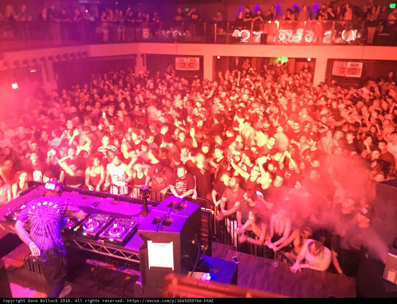 Smoke-filled Night Club Concert