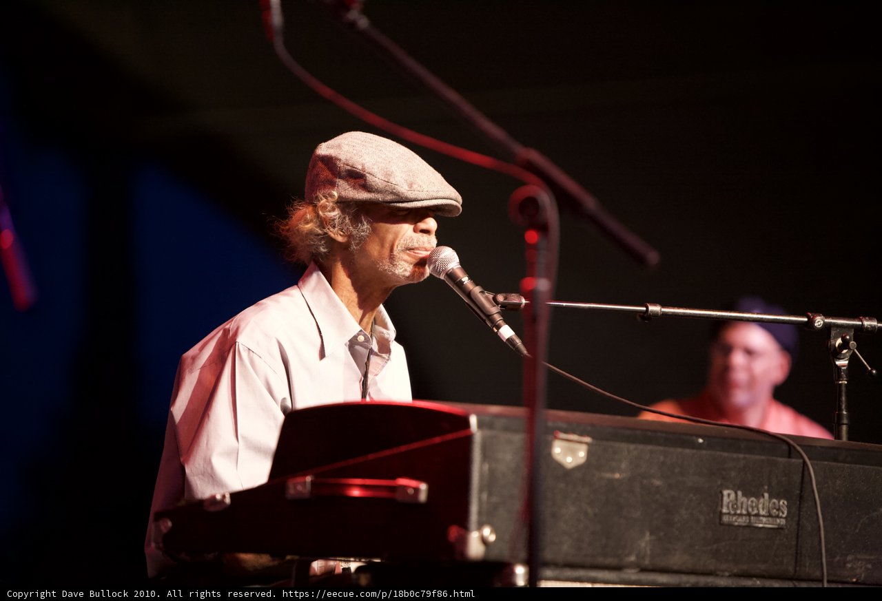 Damien Leake Entertains Crowd with Keyboard Performance at 2010 Coachella Friday