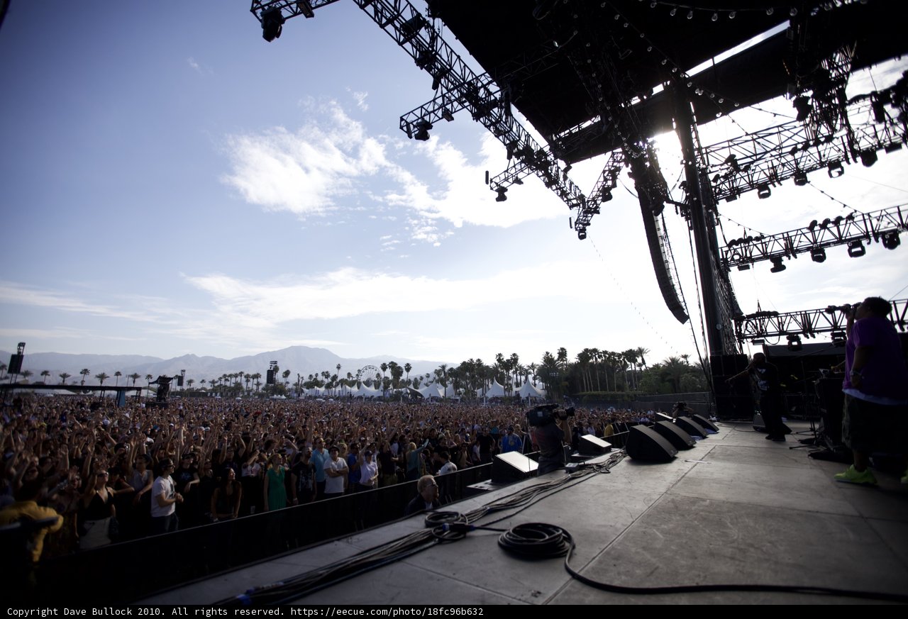 Electrifying Concert Vibes