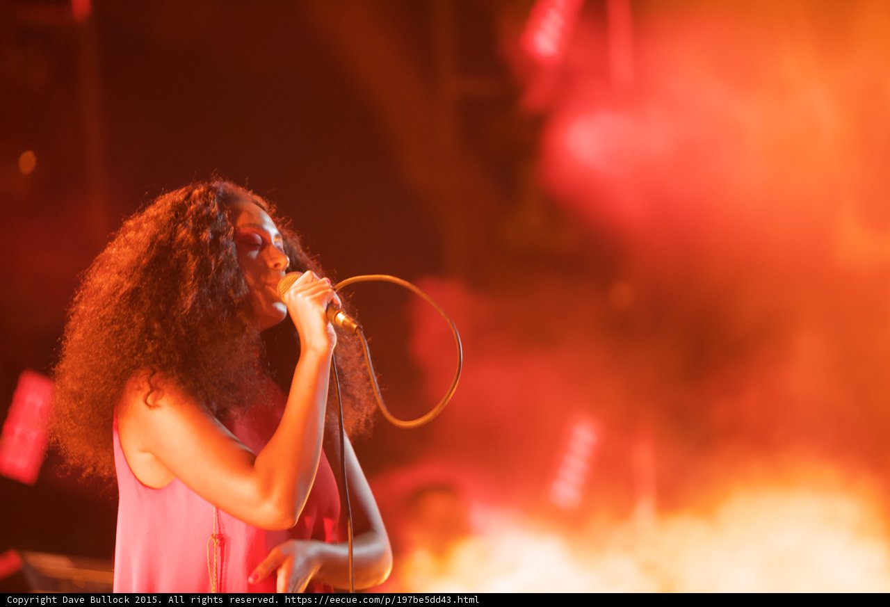 Solange Portrait Profile Singing White Smoke Red Lighting