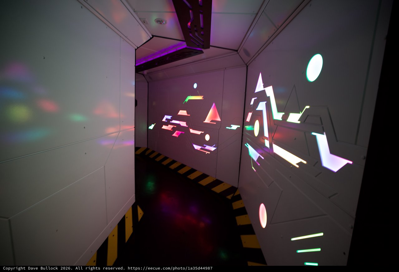 Interactive Light Projection in Geometric Installation Space