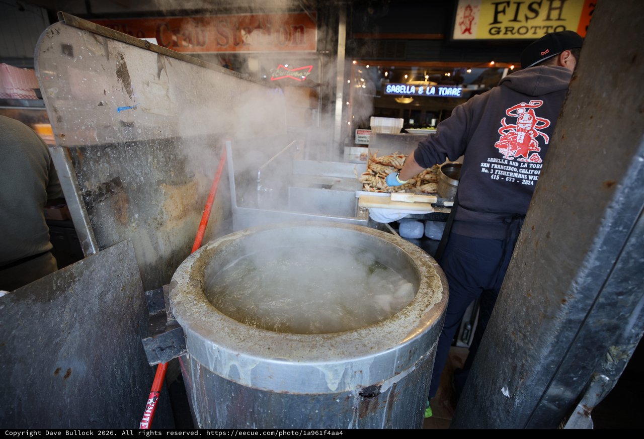 Traditional Crab Cooking at Sabella & La Torre Stand
