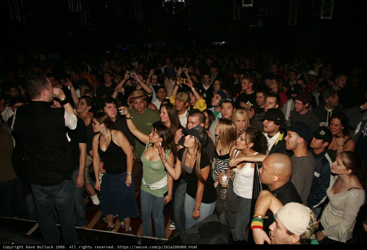 Funktion Viram Concert Crowds in Urban Clothing